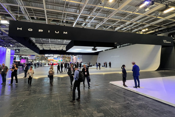 フランスの燃料電池車メーカー、Hopium（ホピウム）のブース。