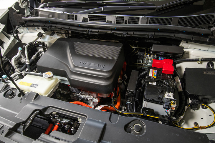 パワートレインについてはハードウエアの変更はなく、制御プログラムの変更によってドライブフィールの違いを演出している。