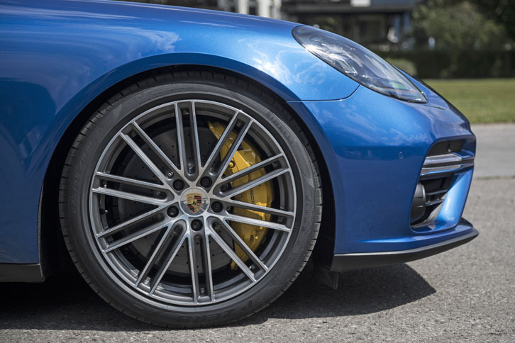 「ターボ」のタイヤサイズは前が275/40ZR20（写真）で、後ろが315/35ZR20。