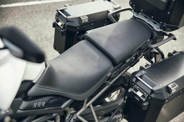 シート高は840mmと860mmの2段階で調整可能。トップボックスを装着している場合、ヒザを折るようにしてまたがないと、スネなどをケースにぶつけてしまうので要注意。