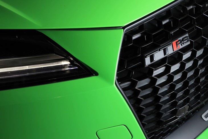 ボディーの各所に見られる「RS」を加えた車名ロゴが、このモデルの特別な血筋を思わせる。