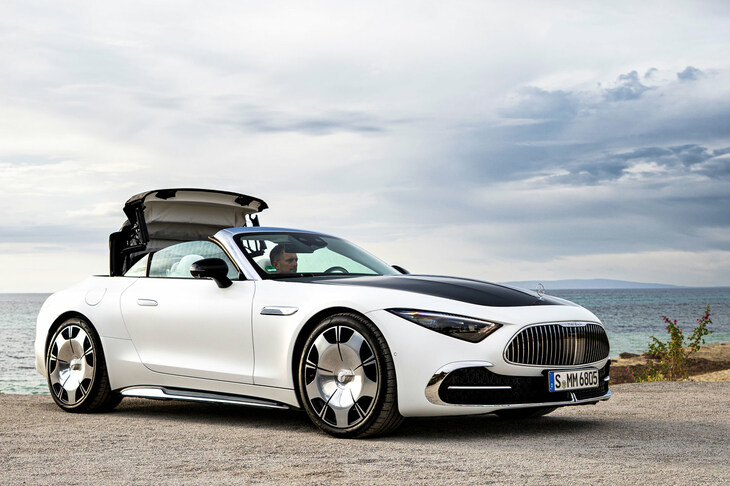 ルーフには防音処理が施されたアコースティックソフトトップを採用。クローズド時には高い静粛性を発揮する。