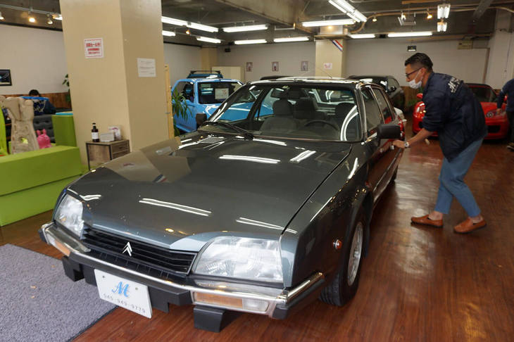 横浜市にあるプジョー・シトロエン専門店MAMAにて、上品なエグザイル系店長さんと。