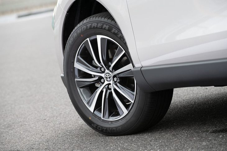 足まわりではショックの低減と高い収束性の両立を追求。乗員の視線を安定させるため、コーナリング時の旋回姿勢の“決まりやすさ”も重視している。