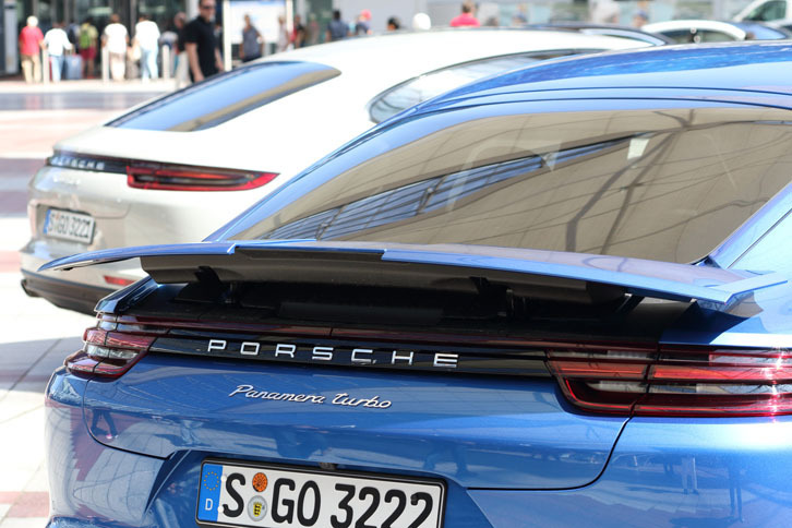 「ターボ」のデッキ部には、分割しながら展開する“エクステンダブル・リアスポイラー”が内蔵されている。写真は展開したところ。