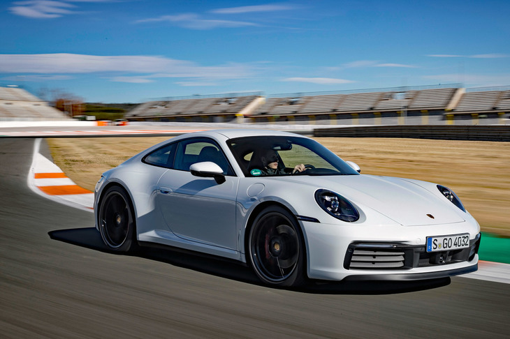 ポルシェの精神的支柱ともいえるスポーツカー「911」。1964年の登場以来、RRの駆動レイアウトを踏襲している。