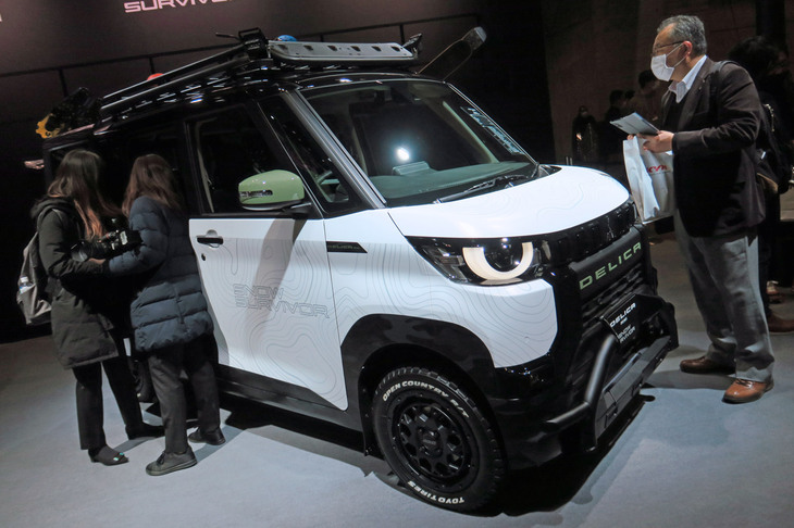 「東京オートサロン2023」には標準車の「デリカミニ」のほかにも、カスタマイズカーが2台展示されている。写真は雪山をモチーフにした「デリカミニSNOW SURVIVOR」。