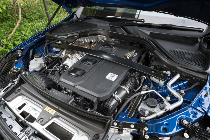 フロントに縦置きで積まれるM139型エンジンは最高出力421PS、最大トルク500N・mを発生。パワーを追った高回転型ユニットだが、電動ターボチャージャーとBSGのおかげで低回転域でもスムーズだ。