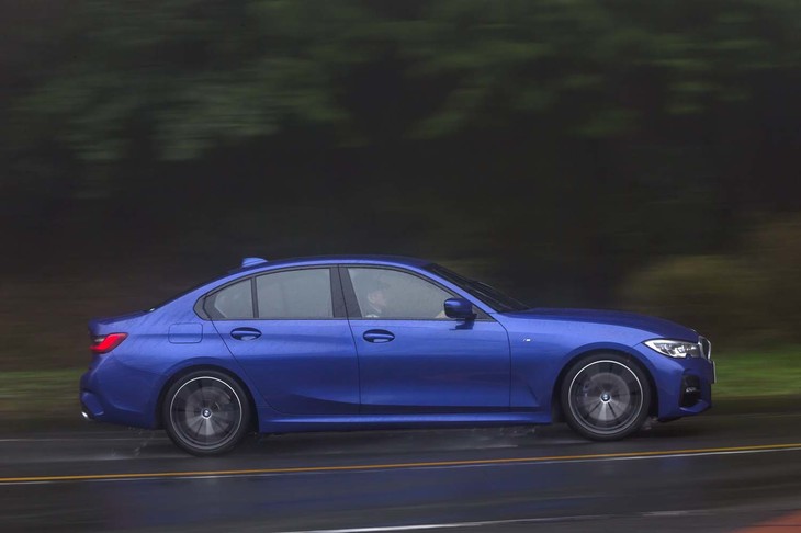 
	新型「3シリーズ セダン」の全長は、先代比で70mmアップの4715mm。2850mmのホイールベースは40mm拡大されている。
	