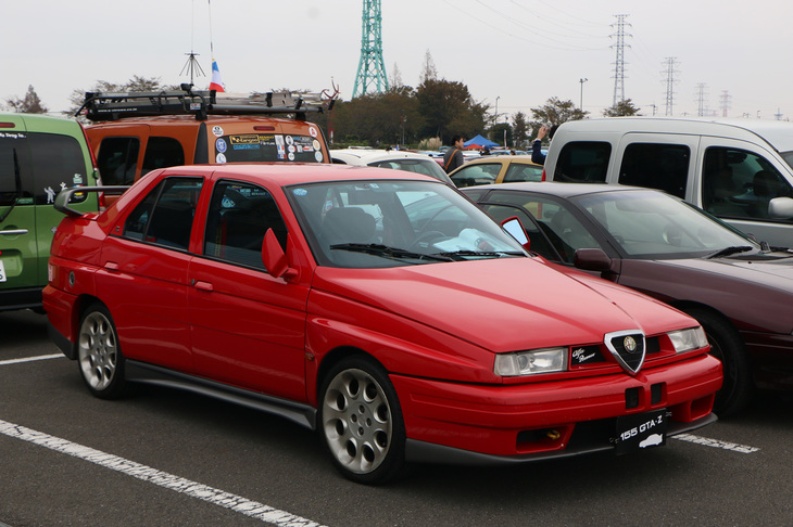 「アルファ・ロメオ155ザガート」。ごく少数のみが日本に導入されたが、155自体が絶滅危惧種となった今、まずお目にかかれない一台だ。どうやら同車はより希少な「155GTA-Z」の様子。こんなクルマを見られるのも、多くのファンが集まる理由のひとつなのだろう。