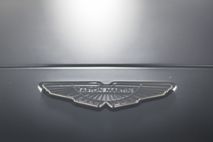 アストンマーティンDBX707ミッドナイト ポディウムエディション