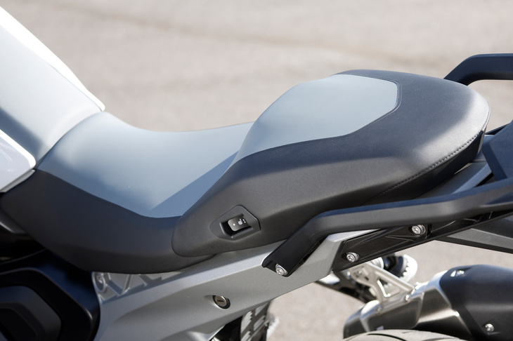 「R1300GS」に標準装備されるライダーシート。シート高を800mmから890mmの間で調整可能となっている。