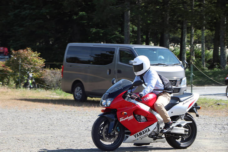 ヤマハYZF1000Rサンダーエース。1996年に登場したフラッグシップスポーツ。1002cc並列4気筒DOHCエンジンを搭載。後続車が登場しても、しばらくの間、生産が続けられた人気モデルだ。