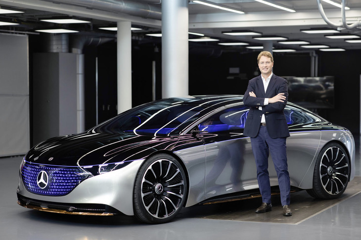 オーラ・ケレニウスCEOとメルセデス・ベンツの新たなフラッグシップBEVとしてデビュー予定の「EQS」。すでに開発は最終段階を迎えているという。