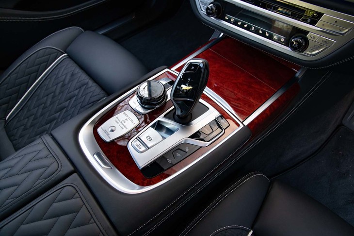 センターコンソールにはシフトセレクターなどとともにシリアルナンバー入りのメタルプレートが備わる。テスト車は159番だった。