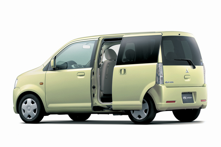 2006年に登場した2代目「三菱eK」シリーズ。4枚ともにヒンジドアの仕様に加え、左リアのみスライドドアとした仕様も設定された。