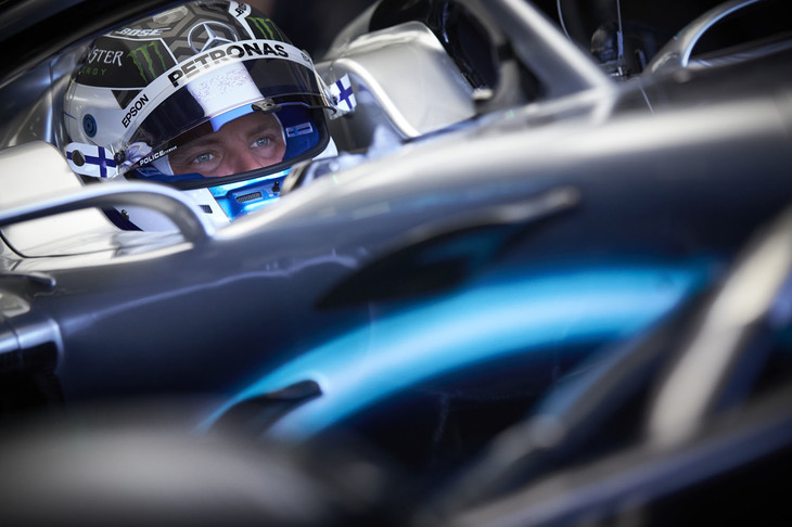 5冠のチャンピオンであるハミルトンがチームメイトというプレッシャーは、並大抵ではない。かつてニコ・ロズベルグが成し遂げたような“王者倒し”のために、奮起が期待されていたボッタス（写真）が、予選で5戦ぶりにハミルトンを上回り、0.006秒の僅差で今季4度目のポールポジションを獲得。セッション後、「シルバーストーンでいつも速いルイス（ハミルトン）を負かすのはとても大変なんだ」と本音を漏らしていた。レースではスタートからトップを守るも、タイヤ交換後にセーフティーカーが入ったことで2位に転落してゴールを迎えることに。ハミルトンが1ストップで走りきった一方で、ボッタス陣営は2ストップを念頭に置いた作戦を採用。それが仇（あだ）となってしまった。（Photo=Mercedes）