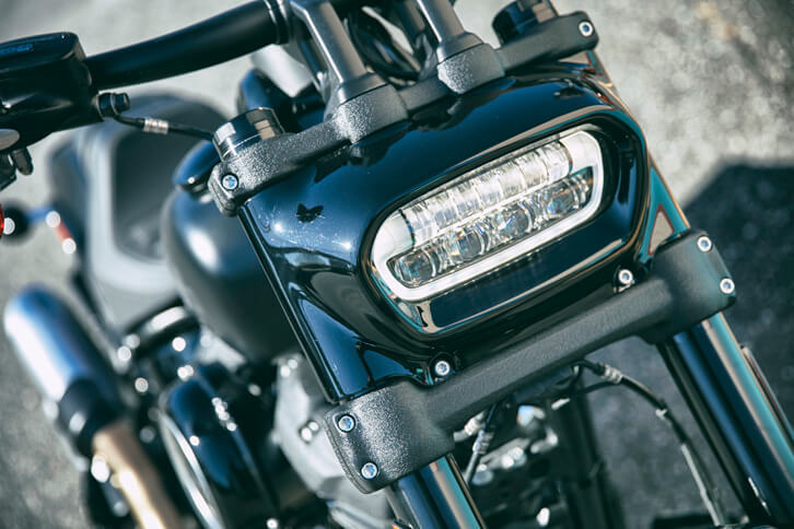 新しいフレームが採用された2018年モデルのソフテイルファミリーでは、8車種すべてにLED式のヘッドランプが採用された。なかでも異彩を放つのが「ファットボブ」のそれで、丸型ではなく写真のような異形タイプとなっている。