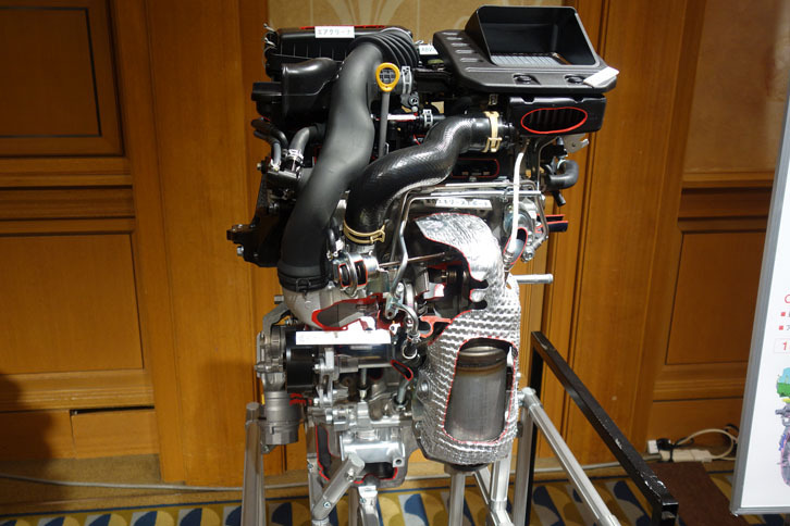 新開発の1リッター直3ターボエンジンのカットモデル。