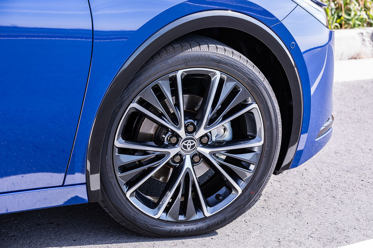 「Z」グレードには、ダークグレーメタリックをベースに切削光輝仕上げを施した19インチアルミホイールが標準で装備される。今回の試乗車両は195/50R19サイズの「ヨコハマ・ブルーアースGT」タイヤを組み合わせていた。