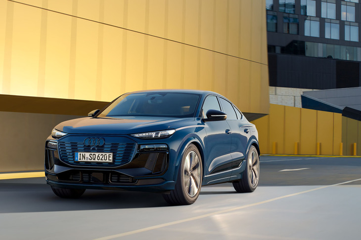 「Q6 e-tron」の高性能バージョン「SQ6スポーツバックe-tron」。総容量100kWhのバッテリーを搭載し、最高出力516PSを発生する。