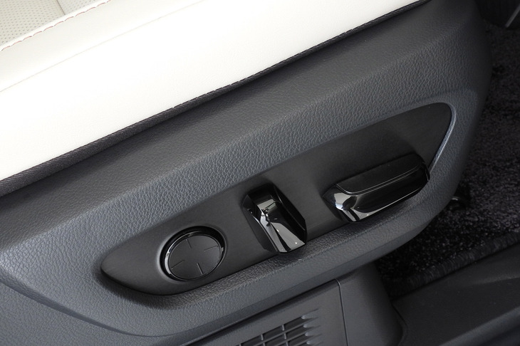 レクサスLM500h“バージョンL”（運転席パワーシートの操作パネル）