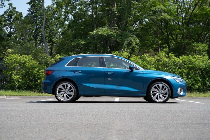 「スポーツバック」を真横から見る。リアに向けてキックアップするプレスラインが躍動感を生み出している。全長×全高は4345×1450mm。