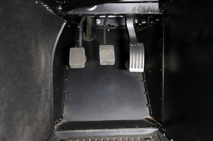 運転席のフットスペースはご覧のとおりの狭さ。フットレストなどないのはもちろん、ペダル間も近いため、ソールの張り出したクツで運転するのはご法度だ。