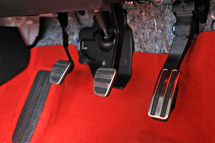 新型「シビック タイプR」には、先代同様レブマッチシステムが備わっており、スロットルペダルをあおらなくても自動で回転合わせをし、スムーズな変速をアシストしてくれる。