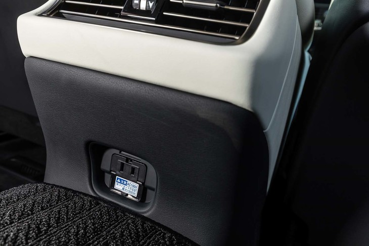 センターコンソールの後端には、後席用のアクセサリーコンセントが用意される。