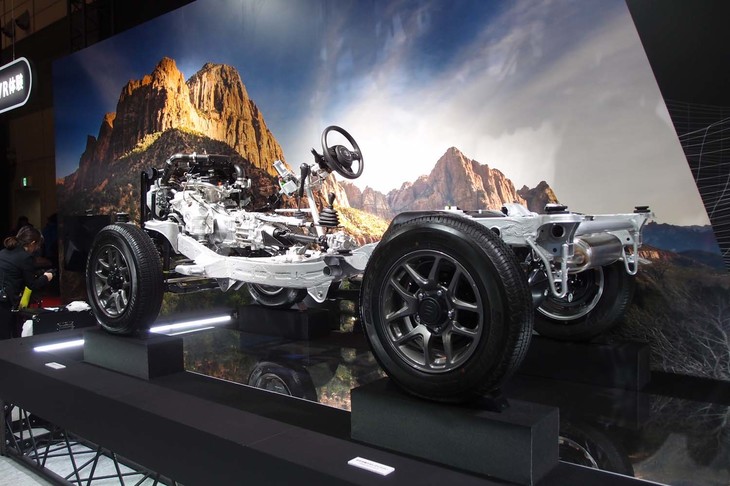 「スズキ・ジムニー」のメカニズムを紹介するスケルトンモデル。