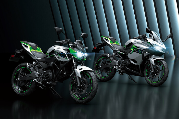 2台のEVのプロトタイプ。写真向かって左がネイキッドモデルの「Z」で、同右がフルカウル付きの「ニンジャ」だ。