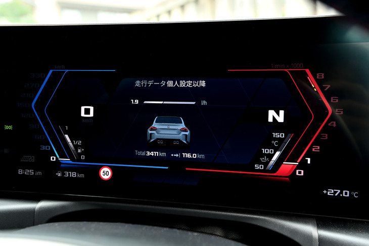 カーブドディスプレイはメーターパネルが12.3インチ（写真）でダッシュ中央のタッチスクリーンが14.9インチ。エンジンのレッドゾーンは7200rpmくらいから。