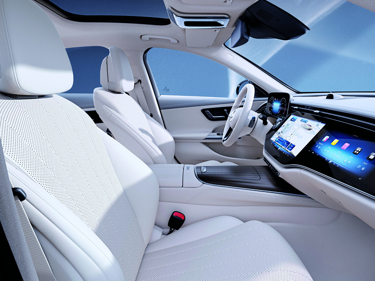 「グラファイトグレー（メタリック）」には「マキアートベージュ（本革）」の内装色が組み合わせられる。