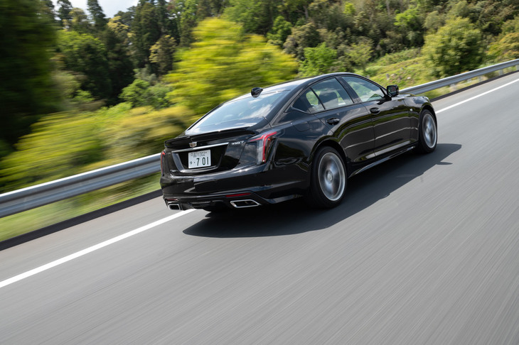 遮音性の高さに加え、BOSEのオーディオに備わる「アクティブノイズキャンセレーション」機能も、「CT5」の高い静粛性に寄与している。