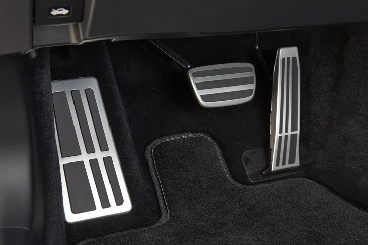 レクサスLS500“Fスポーツ”（ペダル）