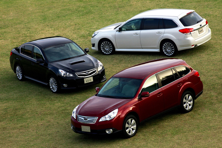 2009年5月に登場した5代目「レガシィ」。北米志向を明確化し、ボディーサイズはさらに拡大された。初代「レオーネ」以来の伝統だったサッシュレスドアを一般的なサッシュ付きに、ドアノブをバータイプに変更するなど、大きな方針転換が話題となった。