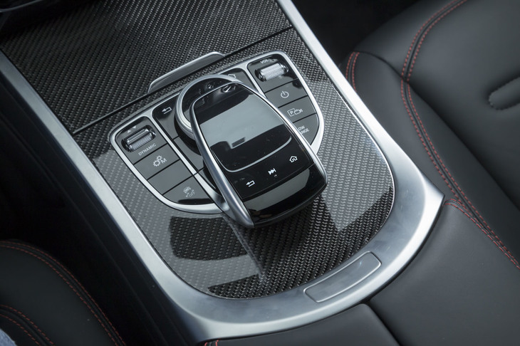 センターコンソールには、近代的なインフォテインメントシステムの操作スイッチがレイアウトされる。左前方には、走行モードのセレクターも。
