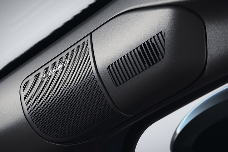 9個のスピーカーと専用10チャンネルアンプによる総出力410Wのharman/kardonオーディオシステムを日本市場に導入されるルノー車として初めて標準で装備。