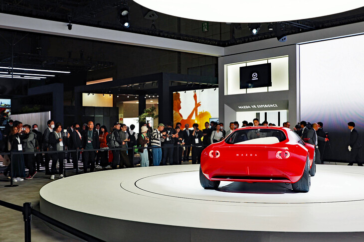 ジャパンモビリティショー2023で高い注目を集めた「マツダ・アイコニックSP」と、展示エリアに詰めかける報道関係者。