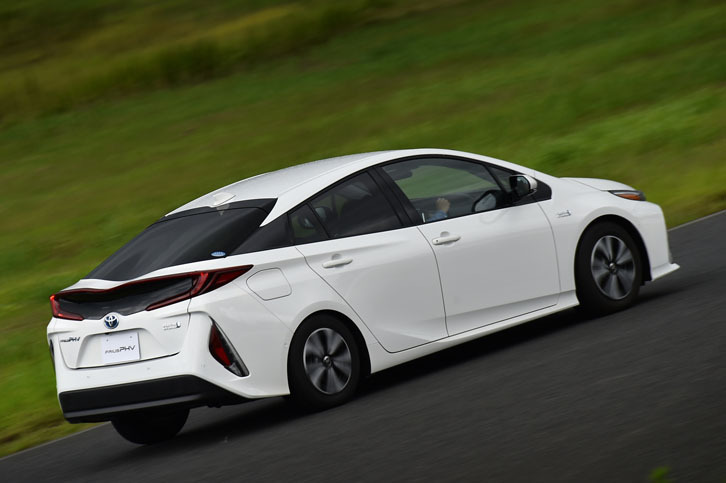 新型「プリウスPHV」は、標準のモーターに加えて、必要時にジェネレーターをモーターとして使ってパワーを供給する「デュアルモータードライブシステム」を搭載する。