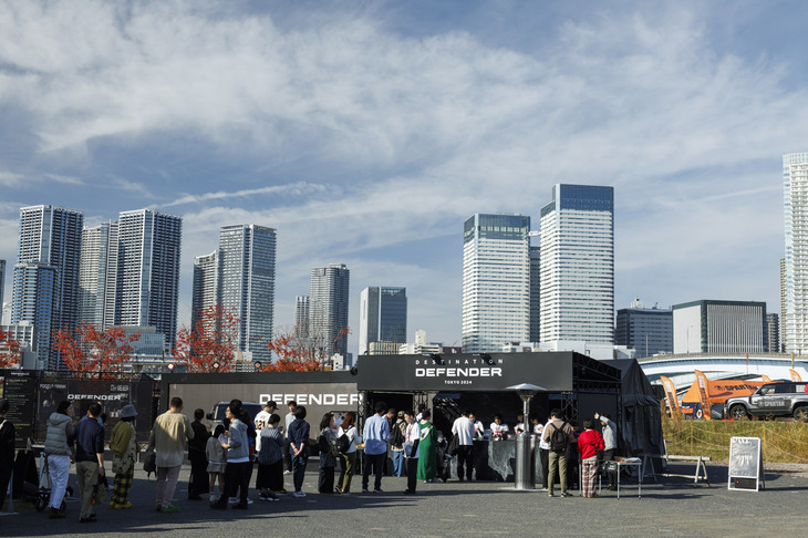 高層ビル群を臨む「DESTINATION DEFENDER TOKYO 2024」のエントランス風景。開催期間にあたった週末は3日間とも天候に恵まれ、会場は多くの来場者でにぎわった。