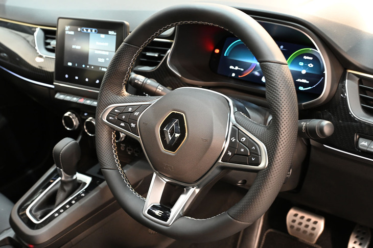 ステアリングスポークには「E-TECH」の「E」ロゴがあしらわれる。