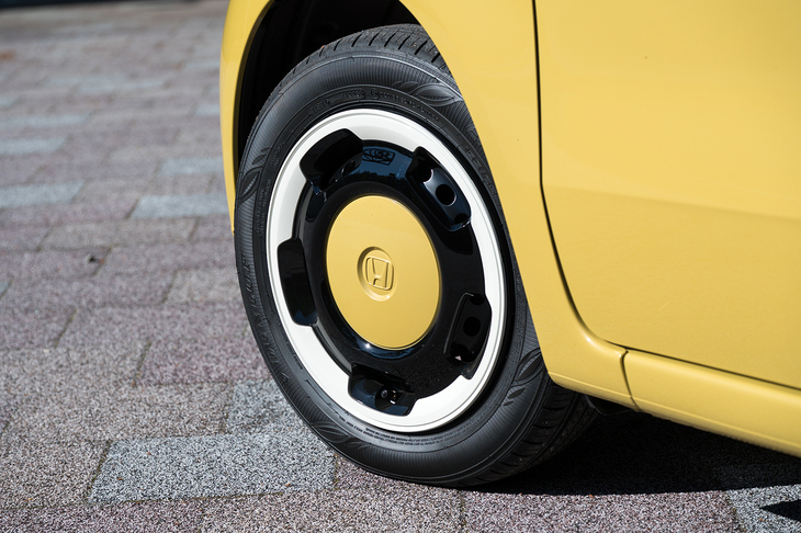 14インチのスチールホイールに色鮮やかなキャップを組み合わせている。キャップのセンターはボディーと同色に塗られる。