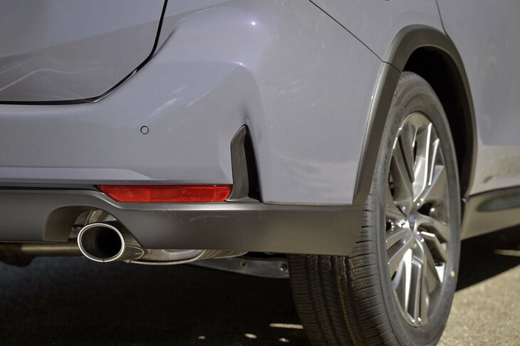 スバル・レヴォーグ レイバック リミテッドEX（リアバンパー＆マフラー）