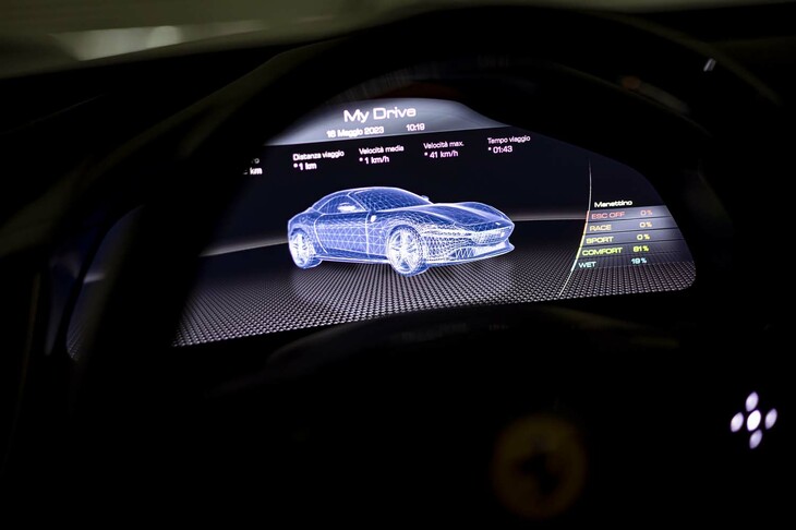 フェラーリ・ローマ スパイダー（液晶メーター）