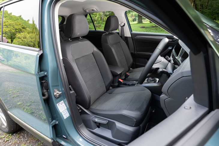 シートの仕様はグレードによって異なり、「TSIスタイル」と「TDIスタイル」には「チタンブラック／アンスラサイト」のファブリックシートが装備される。