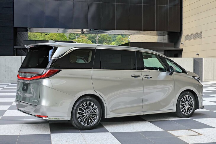 現行型「トヨタ・アルファード／ヴェルファイア」をベースとした新型「レクサスLM」。車名のLMは「ラグジュアリームーバー」の意味で、主にショーファードリブンとしての需要を想定している。