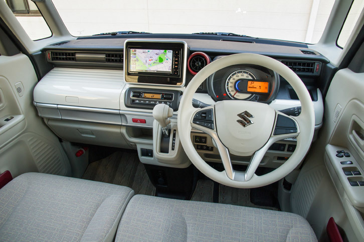 まさにスーツケースというデザインの、インパネアッパーボックスが目を引くインテリア。ベージュの内装色は上級グレードである「ハイブリッドX」のみで選択可能。