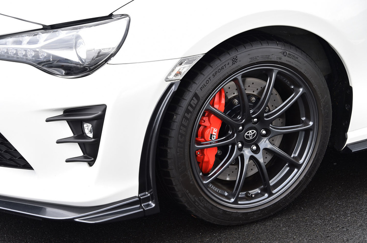 RAYS製の専用鍛造軽量アルミホイール。テスト車には、ミシュランの「パイロットスポーツ4」タイヤが装着されていた。